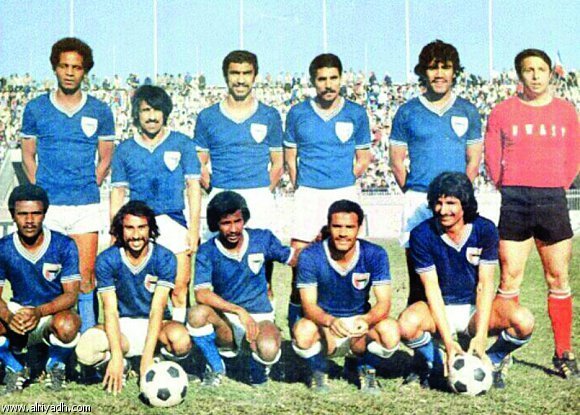 فيصل الدخيل مع نجوم المنتخب الكويتي في السبعينيات